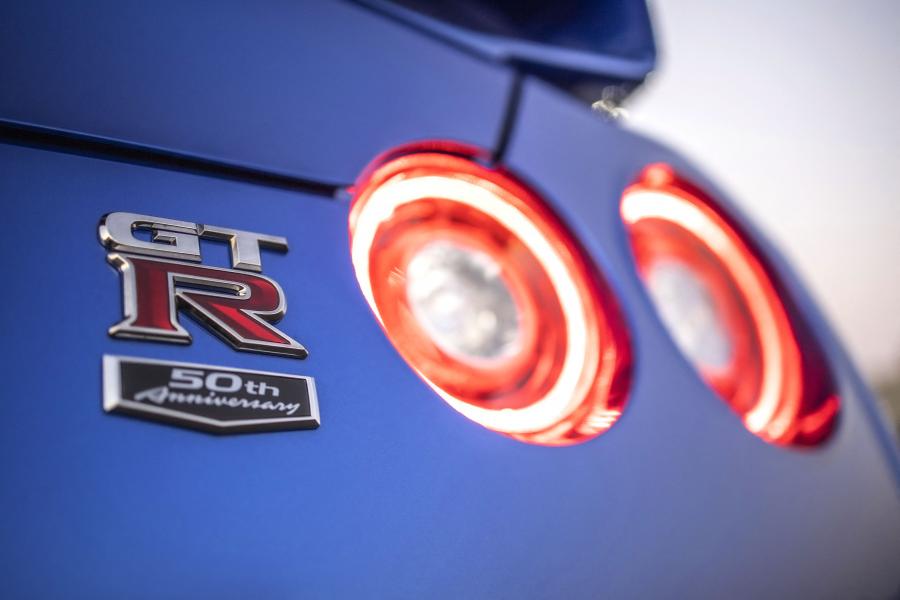 Логотип Nissan GT-R 50th Anniversary (R35) 2019 года  (ZA) (фото 29 из 40)